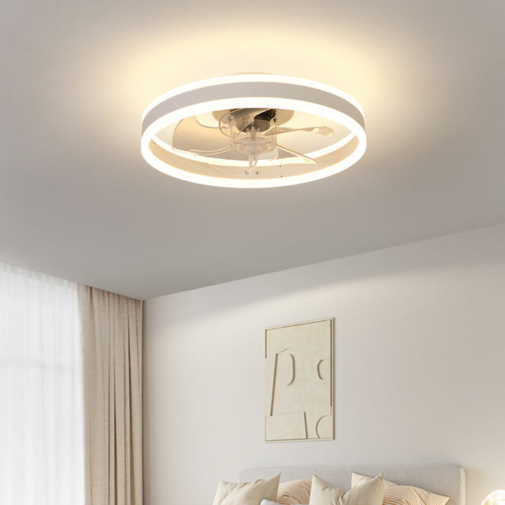 Modernt LED loftventilator med elegante vinger og integreret LED-belysning, perfekt til stue eller kontor.