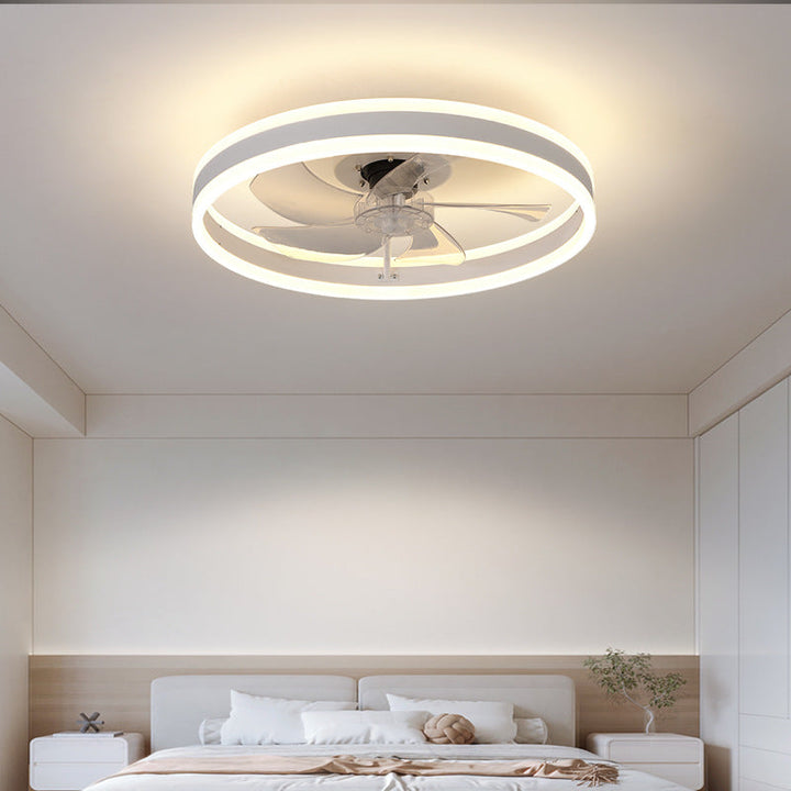 Modernt LED loftventilator med elegante vinger og integreret LED-belysning, perfekt til stue eller kontor.
