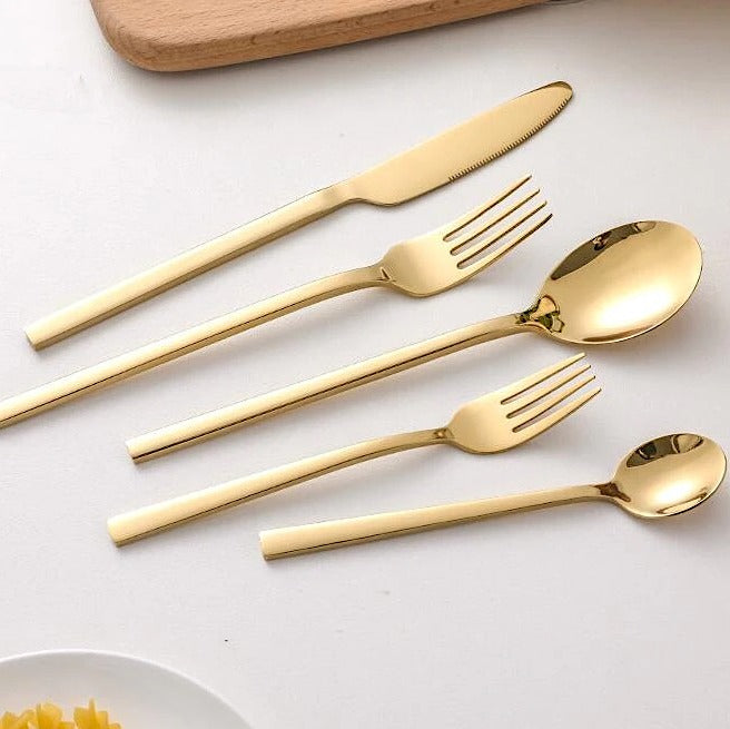 Moderne 30-dels bestiksæt i rustfrit stål med elegante linjer, egnet til 6 personer, tåler opvaskemaskine.