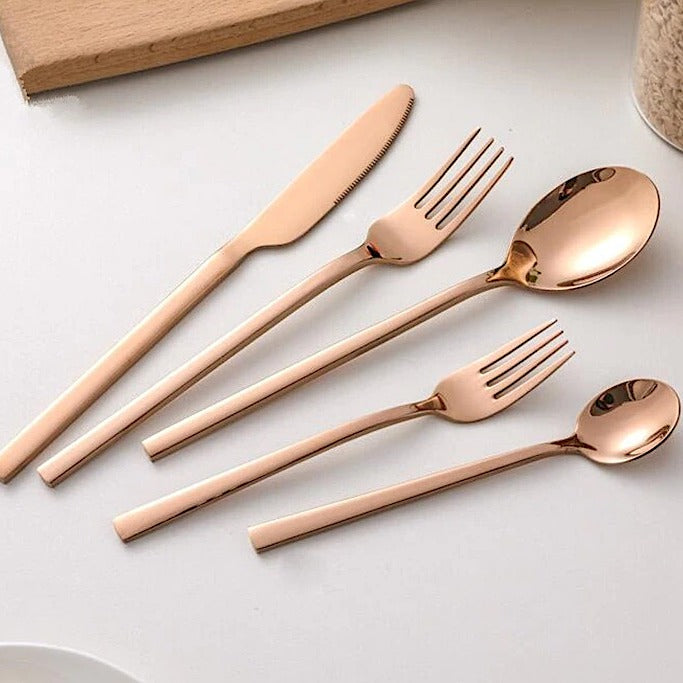 Moderne 30-dels bestiksæt i rustfrit stål med elegante linjer, egnet til 6 personer, tåler opvaskemaskine.
