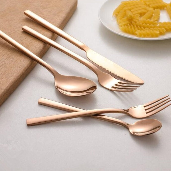 Moderne 30-dels bestiksæt i rustfrit stål med elegante linjer, egnet til 6 personer, tåler opvaskemaskine.