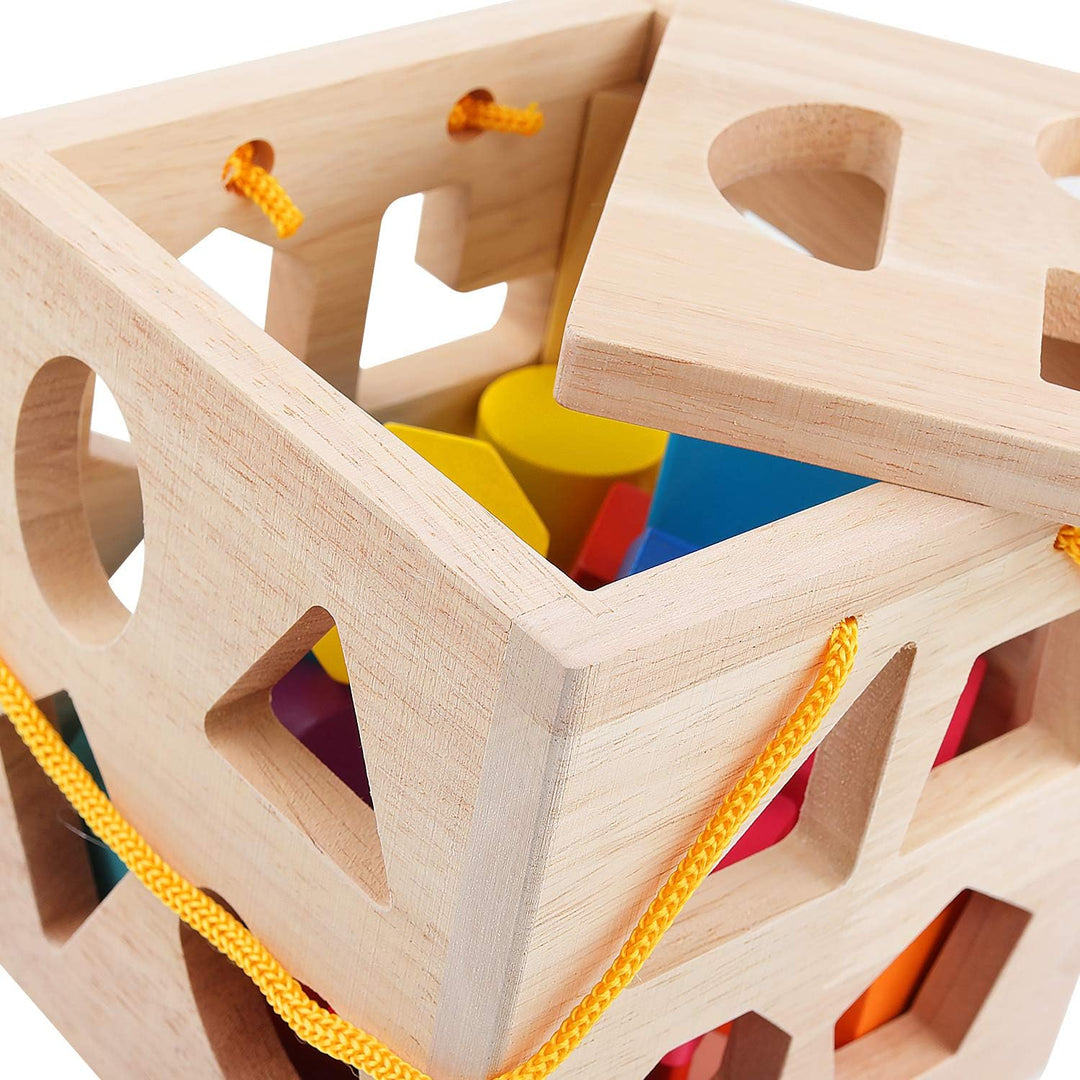 Montessori læringsterning i træ med farverige klodser i former som trekanter og cirkler, ideel til tidlig barndomsudvikling.