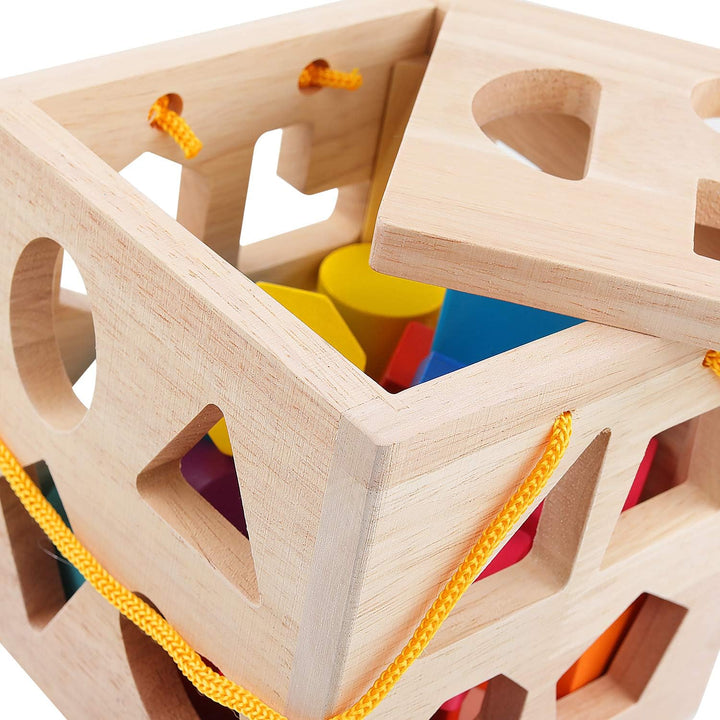 Montessori læringsterning i træ med farverige klodser i former som trekanter og cirkler, ideel til tidlig barndomsudvikling.