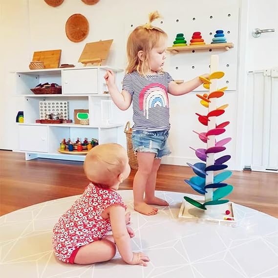 Montessori Regnbue Træmarmortårn: Farverigt legetøj med rullende marmorkugler, der fremmer motorisk udvikling.