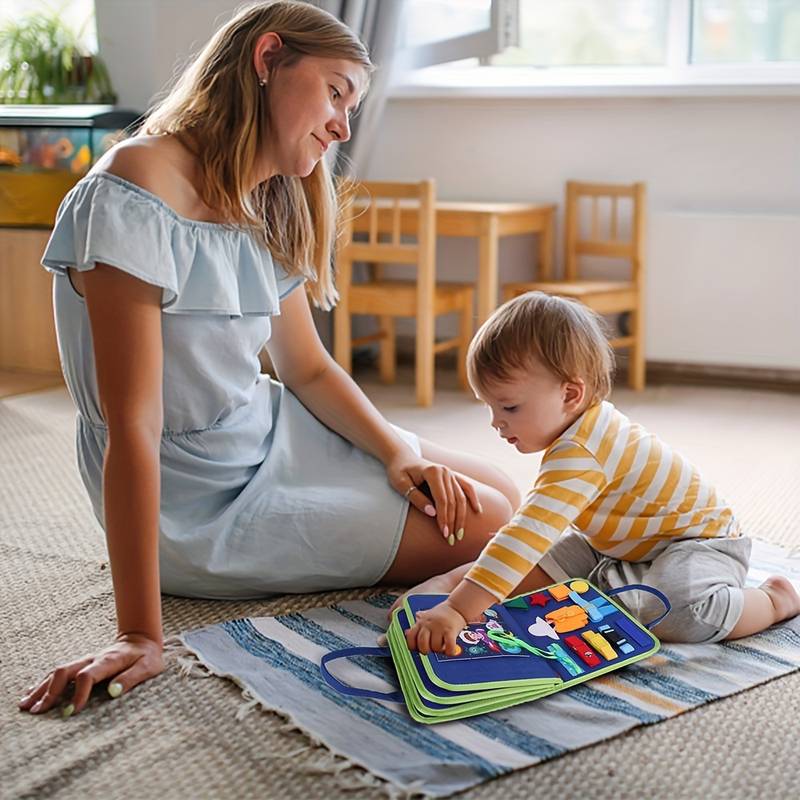 Farverig Montessori travlhedsbog, der udvikler finmotorik med knapper, lynlåse og former for småbørn.