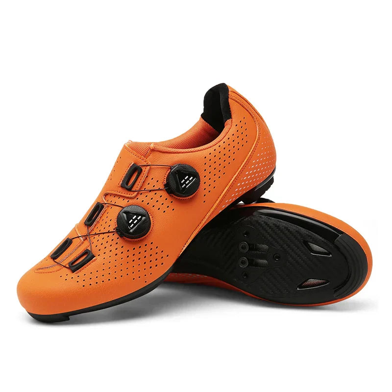 MTB- og landevejscykelsko i orange, sort og hvid, stilfulde med alsidigt design, det perfekte valg for cyklister.