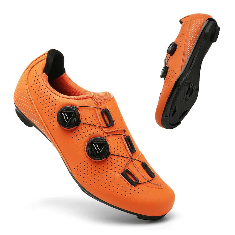 MTB- og landevejscykelsko i orange, sort og hvid, stilfulde med alsidigt design, det perfekte valg for cyklister.