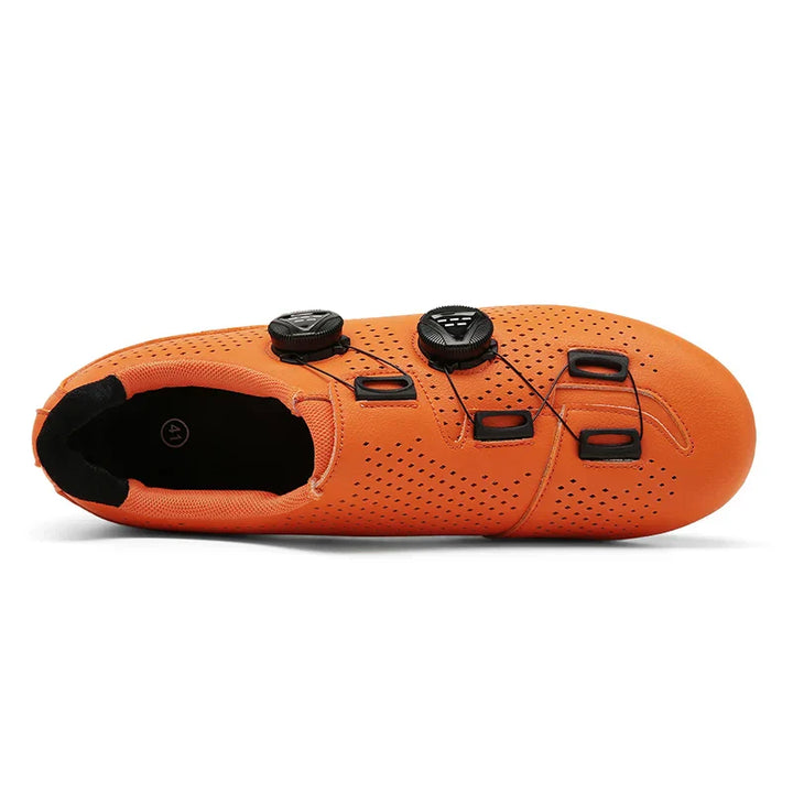 MTB- og landevejscykelsko i orange, sort og hvid, stilfulde med alsidigt design, det perfekte valg for cyklister.