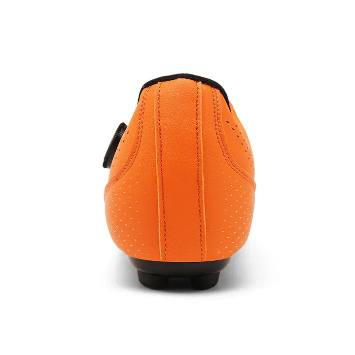MTB- og landevejscykelsko i orange, sort og hvid, stilfulde med alsidigt design, det perfekte valg for cyklister.