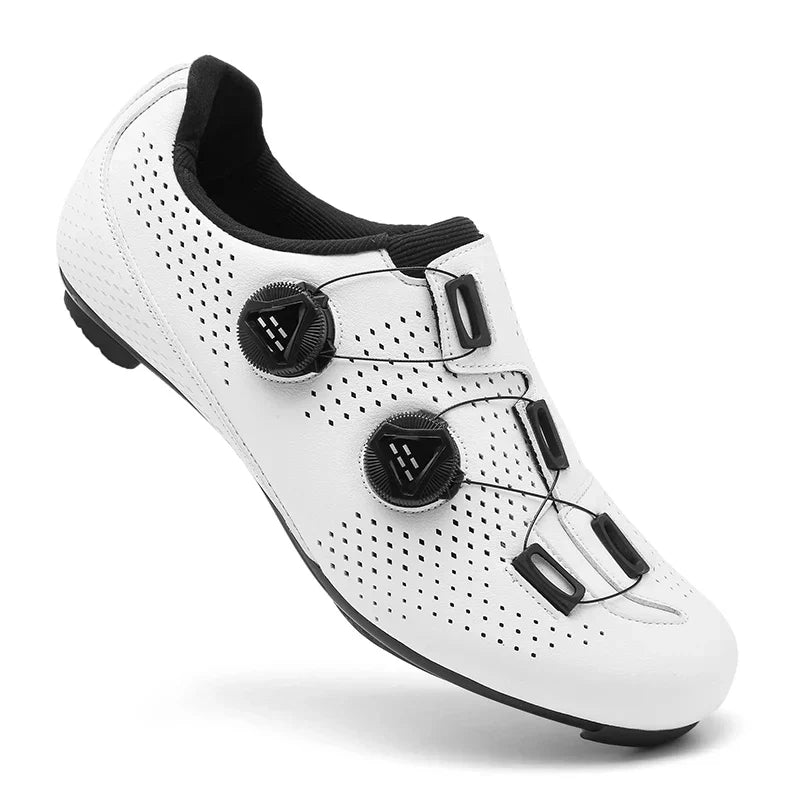 MTB- og landevejscykelsko i orange, sort og hvid, stilfulde med alsidigt design, det perfekte valg for cyklister.