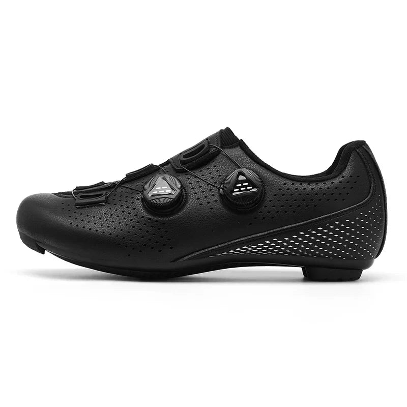 MTB- og landevejscykelsko i orange, sort og hvid, stilfulde med alsidigt design, det perfekte valg for cyklister.