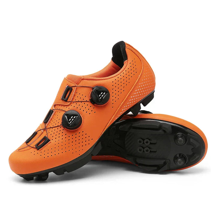 MTB- og landevejscykelsko i orange, sort og hvid, stilfulde med alsidigt design, det perfekte valg for cyklister.