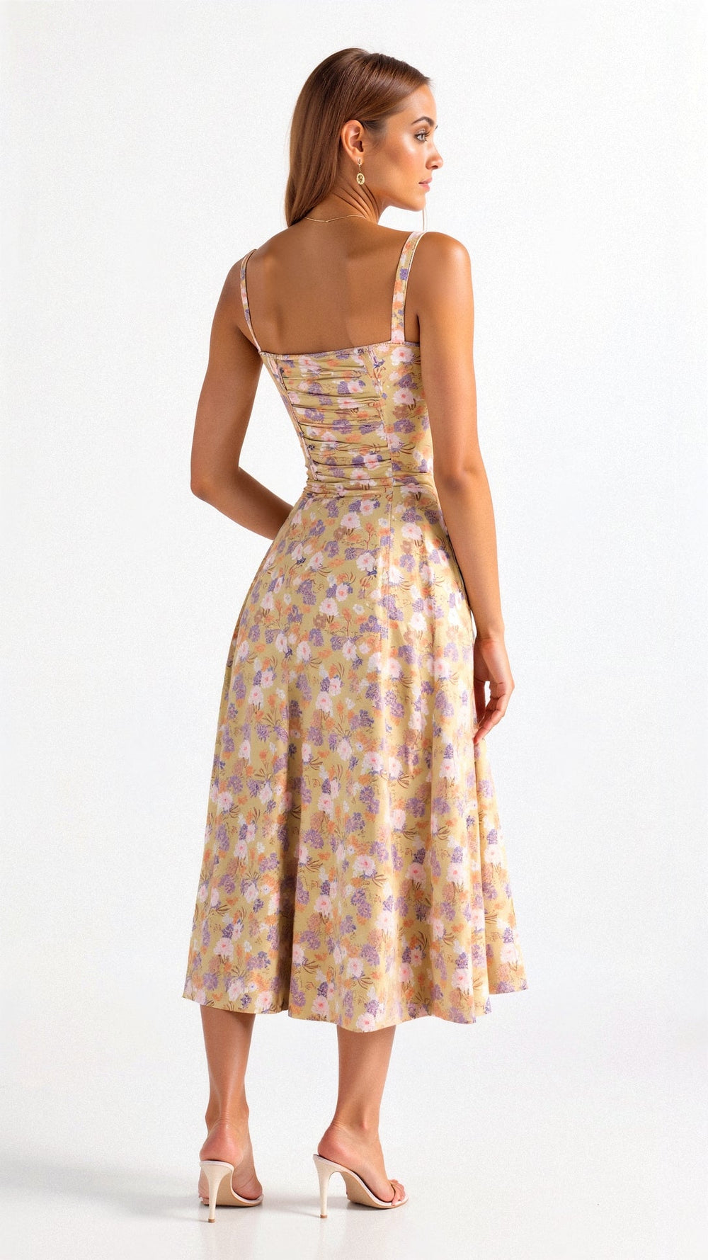 Feminin midi kjole til kvinder med smukt blomsterprint og unik korset taljedetalje.