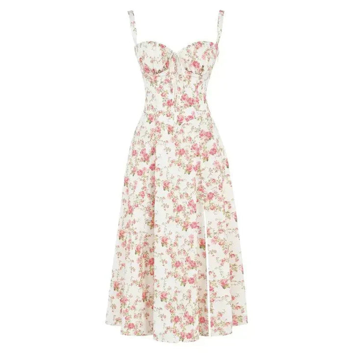 Elegante kvindemode: midi kjole med blomster og unik korsetdetalje.