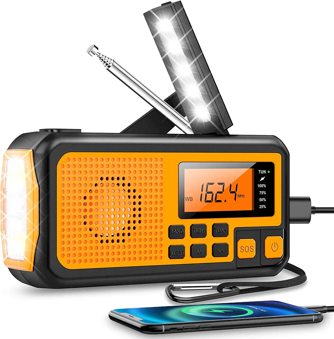 Multifunktionel nødradio med lommelygte, powerbank og SOS-alarm, kompakt design til udendørs eventyr.