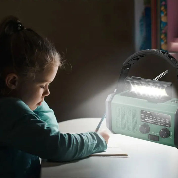 Multifunktionel solcelle-nødradio med powerbank og LED-lommelygte til camping og udendørs brug, robust og kompakt.