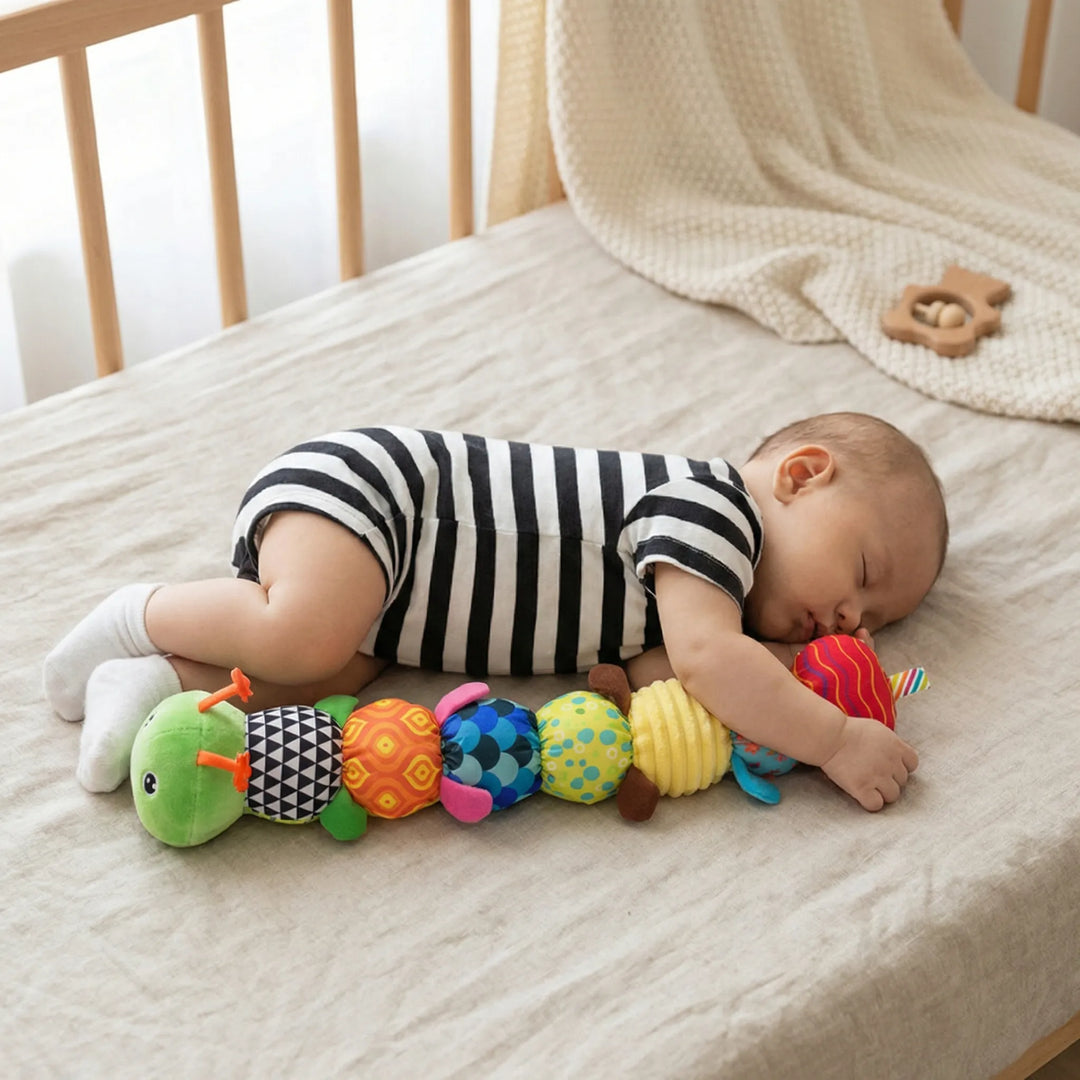Farverigt sanselegetøj med bløde teksturer og musik til baby, perfekt til motorisk udvikling og leg.