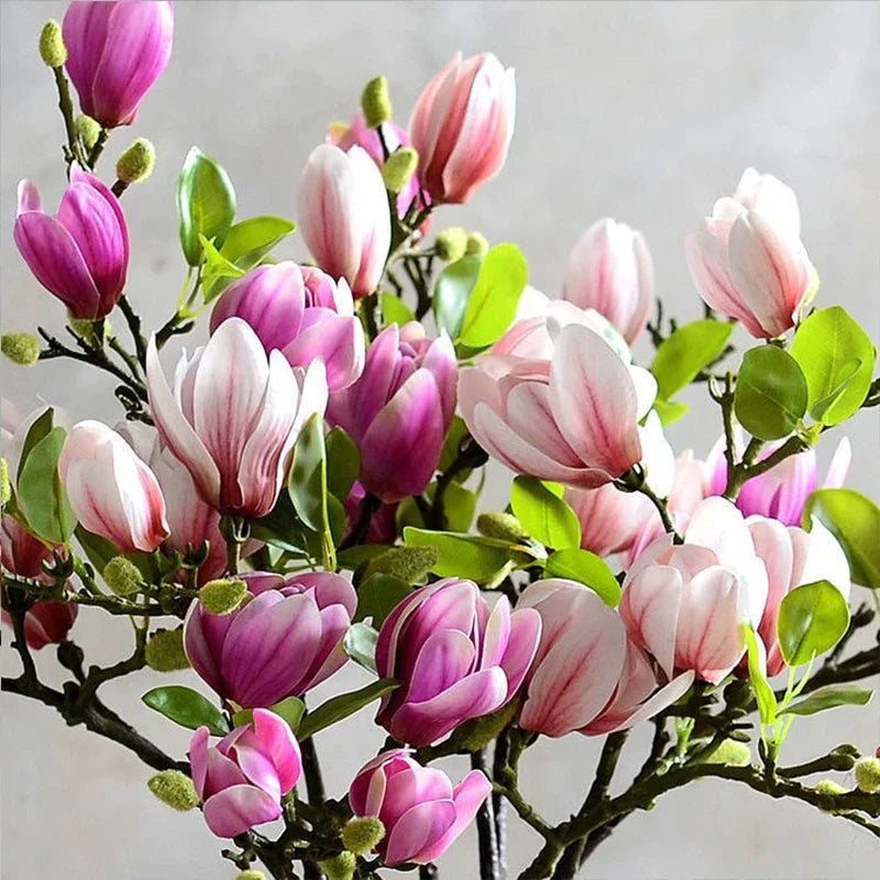 Naturtro kunstige magnoliagrener af silke med detaljerede blomster og blade til dekorative interiører