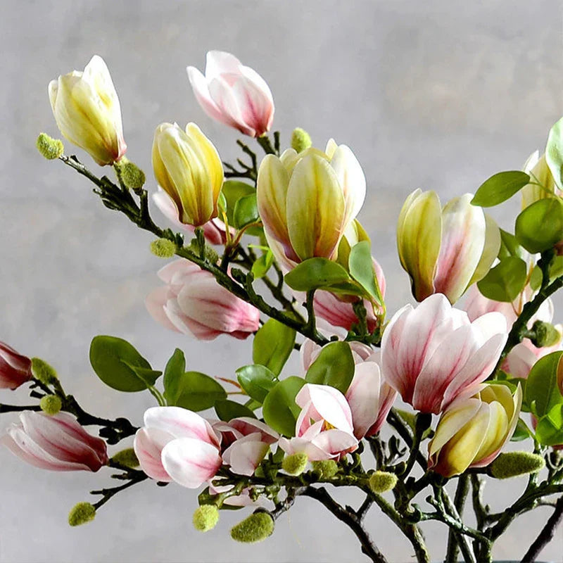 Naturtro kunstige magnoliagrener af silke med detaljerede blomster og blade til dekorative interiører