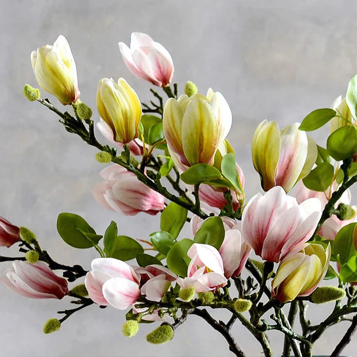 Naturtro kunstige magnoliagrener af silke med detaljerede blomster og blade til dekorative interiører