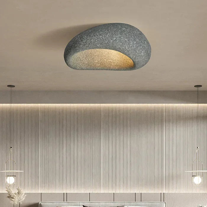 Naturlig Wabi-Sabi loftlampe i metal med betonlook, moderne design, varmt lys, for afslappede rum.
