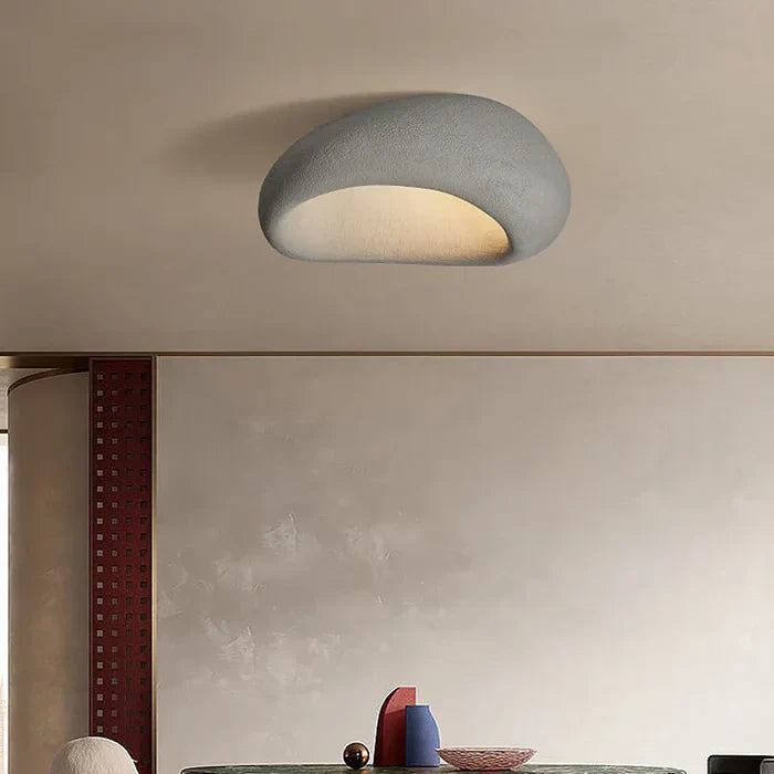 Naturlig Wabi-Sabi loftlampe i metal med betonlook, moderne design, varmt lys, for afslappede rum.