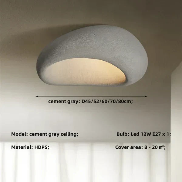 Naturlig Wabi-Sabi loftlampe i metal med betonlook, moderne design, varmt lys, for afslappede rum.