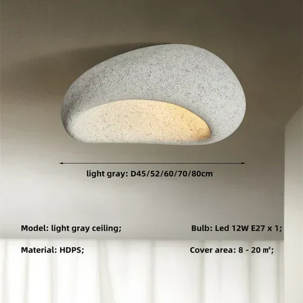 Naturlig Wabi-Sabi loftlampe i metal med betonlook, moderne design, varmt lys, for afslappede rum.