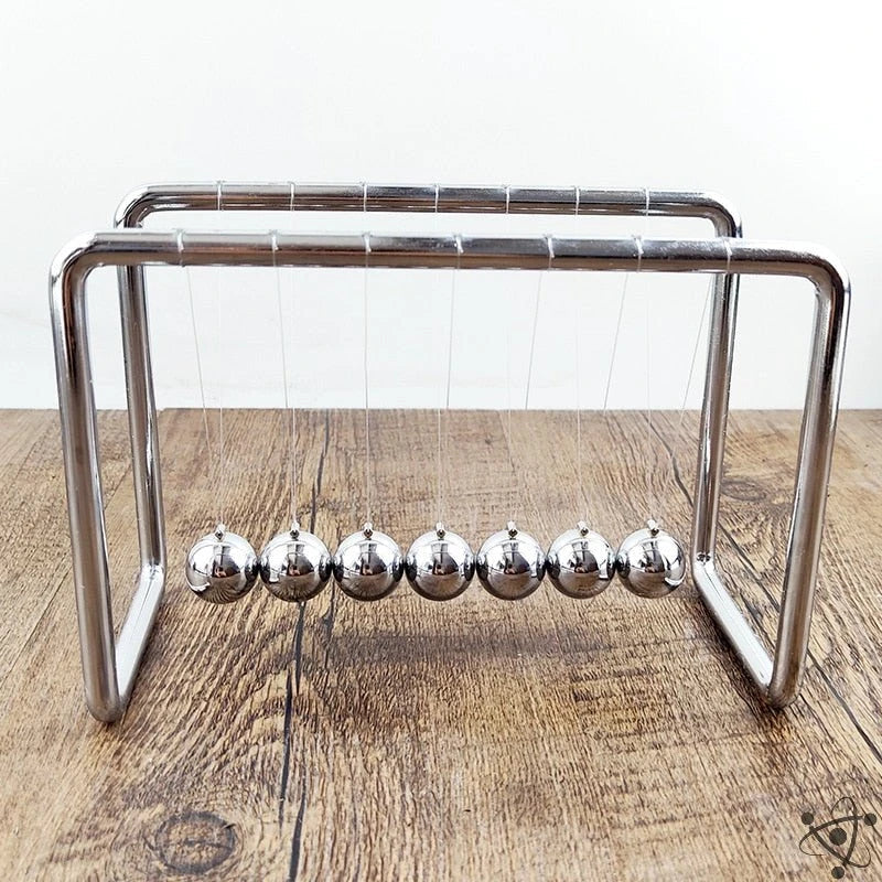 Moderne Newtons vugge til kontoret eller hjemmet. Stressaflastende pendul design som stilfuld dekoration.