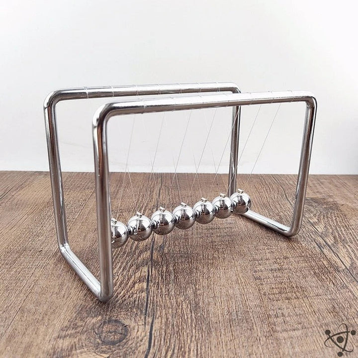 Detaljeret billede af Newtons vugge. Klassisk fysik pendul, perfekt som en elegant gave eller kontor dekoration.