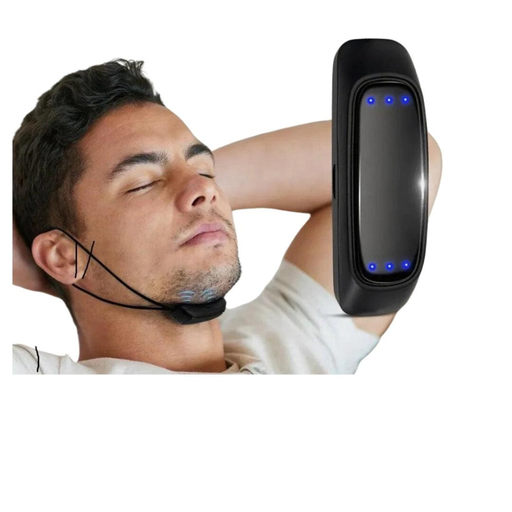 Person sover roligt med NightTranquil anti-snorkeapparat, der sikrer en dybere og mere støjfri søvn.