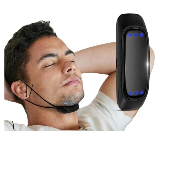 Person sover roligt med NightTranquil anti-snorkeapparat, der sikrer en dybere og mere støjfri søvn.