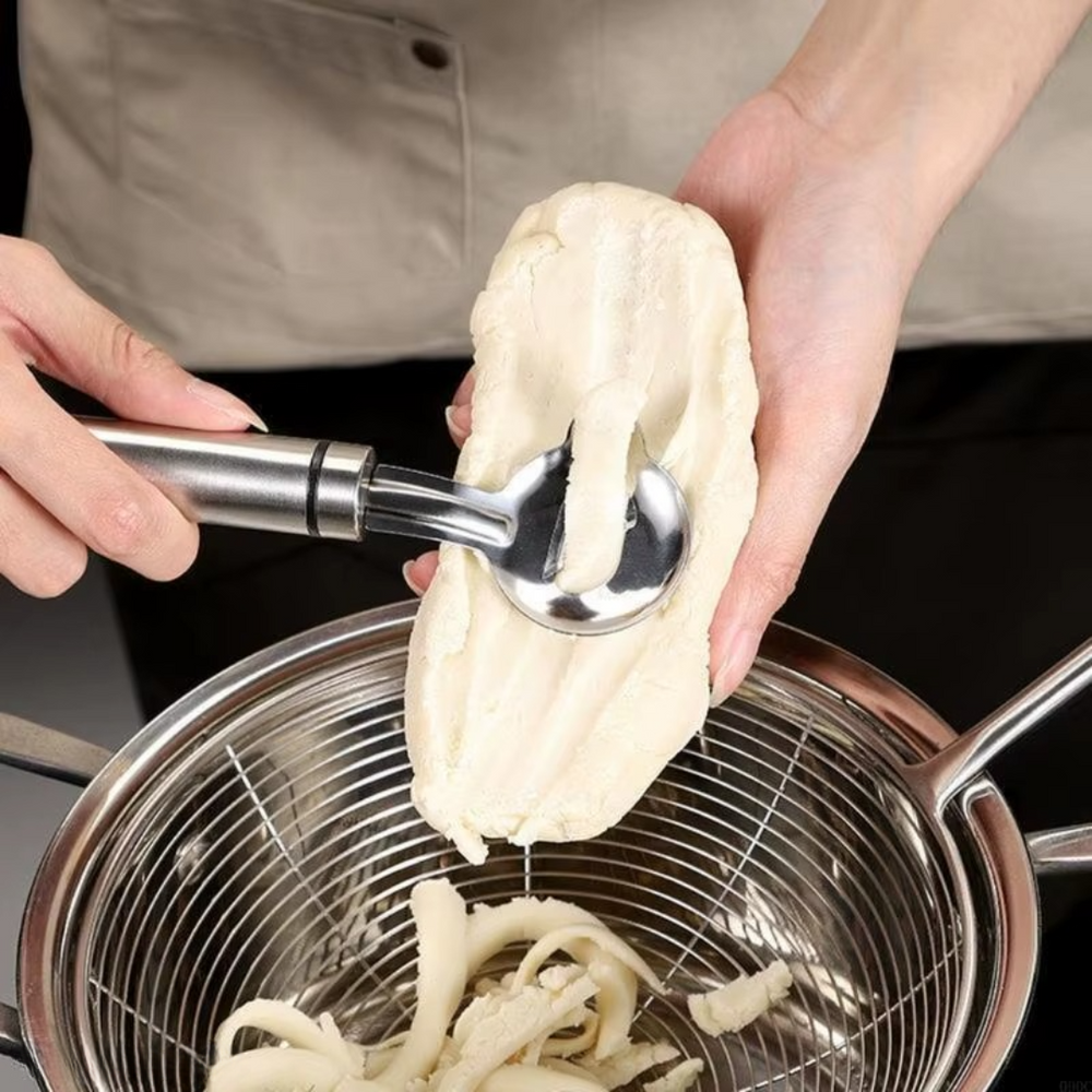 Hurtig NoodlEase pastaskærer i aktion, der skærer perfekte hjemmelavede nudler og ramen-strimler. Nem at bruge og rengøre.