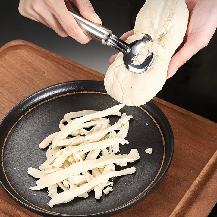 Færdiglavet pasta og nudler ved siden af NoodlEase pastaskærer. Skab perfekte hjemmelavede ramen og lasagne nemt og hurtigt.