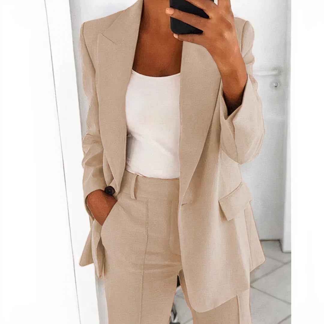 Beige kvinders to-delt blazersæt. Alsidigt buksesæt til hverdag, kontor og elegant sommerlook.
