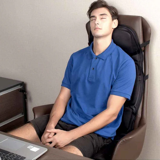 Luksuriøst sædebetræk med varme og multipoint massage. Designet til at lindre ryg- og nakkespændinger for ultimativ afslapning.
