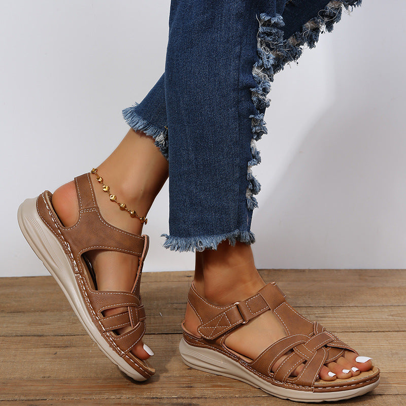 Ortopædiske brune damesandaler med velcro og polstret sål for ergonomisk komfort og fodstøtte.