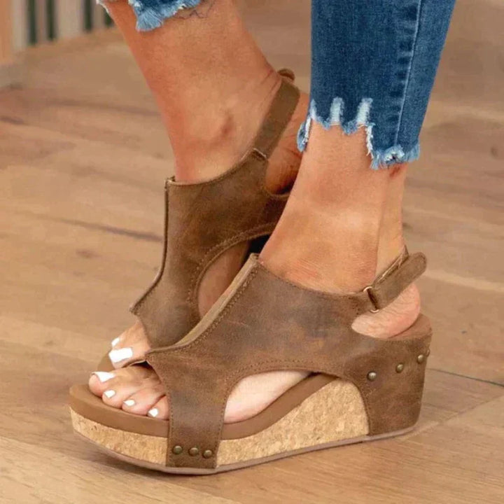 Ortopædisk lædersandal til kvinder i brun, med anatomisk fodseng og justerbare stropper for komfort og stil.