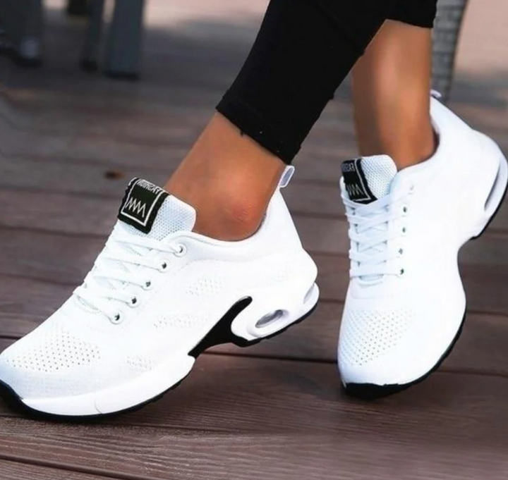 Sporty damesneakers velegnet til træning og daglig brug, med komfortabel Air-Cushion sål.