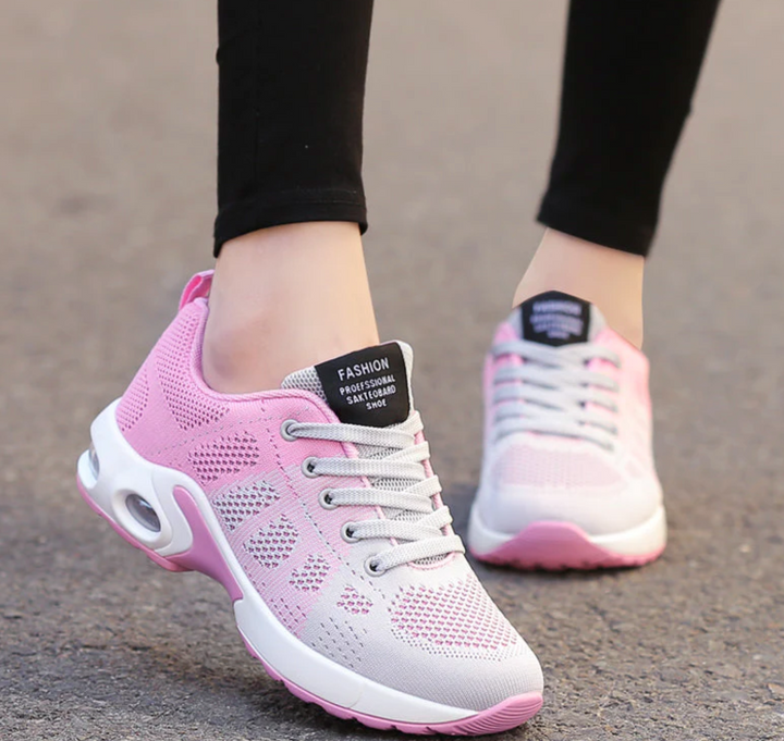 Moderne damesneakers med åndbart overmateriale, ideelle til sport og fritidsaktiviteter.