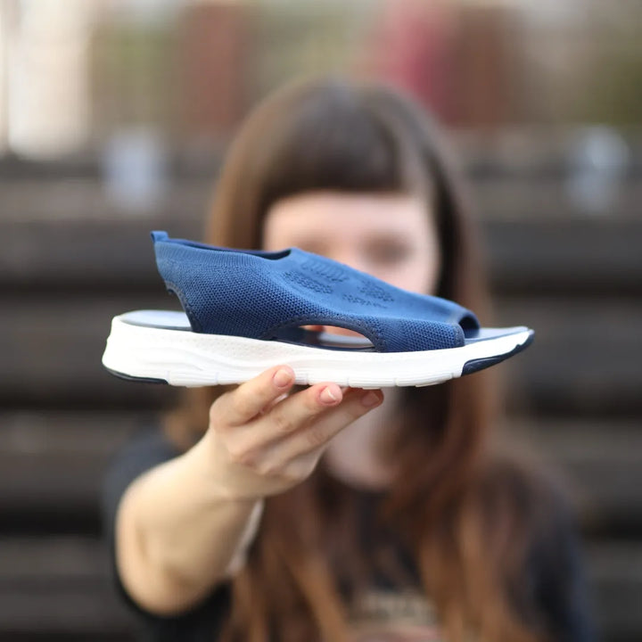 Nærbillede af Florax ortopædiske sandaler, der viser det ergonomiske design og åndbare materiale.