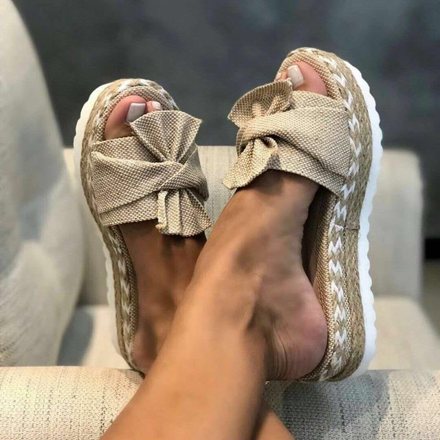 Ortopædiske damesandaler med et stilfuldt design, perfekte som komfortable sommersko med polstret sål og skridsikker ydersål.