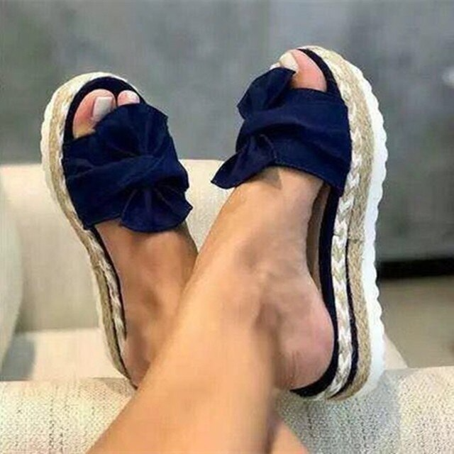 Stilfulde og behagelige ortopædiske sandaler til kvinder med et modearigtigt design, dæmpet komfort og en skridsikker sål til sommer.