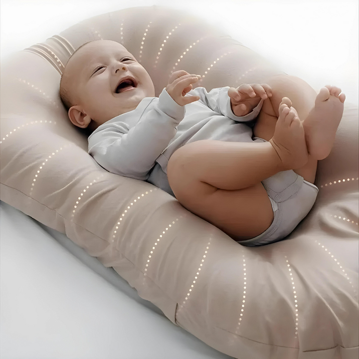 Ortopædisk babyhovedpude i beige, blød, optimalt støttende, lavet af åndbart materiale, passer til babysenge.