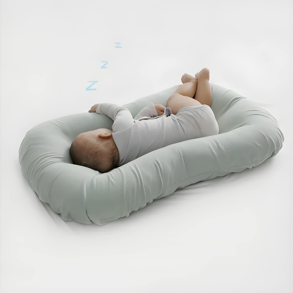 Ortopædisk babyhovedpude i beige, blød, optimalt støttende, lavet af åndbart materiale, passer til babysenge.
