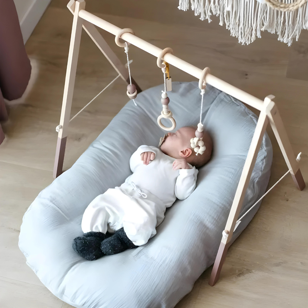 Ortopædisk babyhovedpude i beige, blød, optimalt støttende, lavet af åndbart materiale, passer til babysenge.