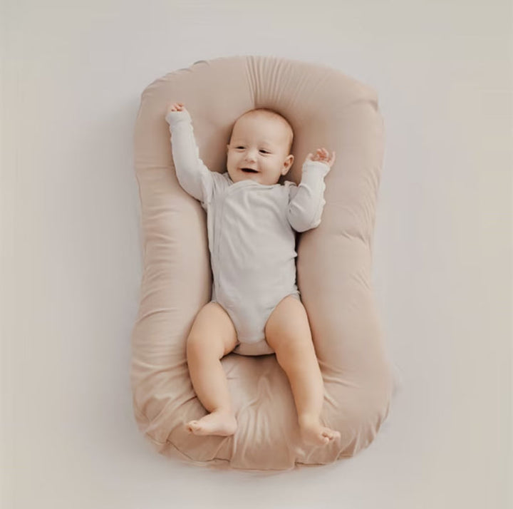 Ortopædisk babyhovedpude i beige, blød, optimalt støttende, lavet af åndbart materiale, passer til babysenge.