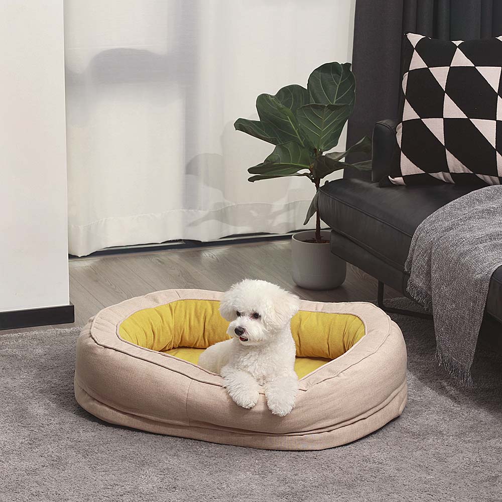 Ortopædisk fluffy kæledyrsseng i donutform, beige, til hunde, tilbyder komfort og støtte på glatte gulve.