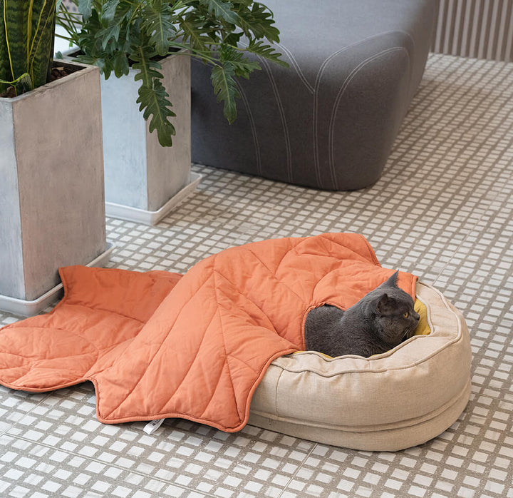Ortopædisk fluffy kæledyrsseng i donutform, beige, til hunde, tilbyder komfort og støtte på glatte gulve.