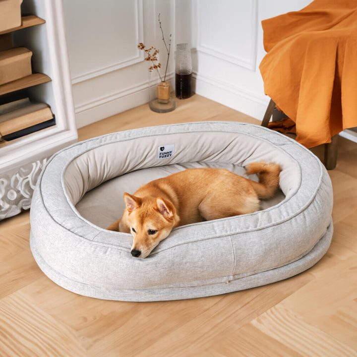 Ortopædisk fluffy kæledyrsseng i donutform, beige, til hunde, tilbyder komfort og støtte på glatte gulve.